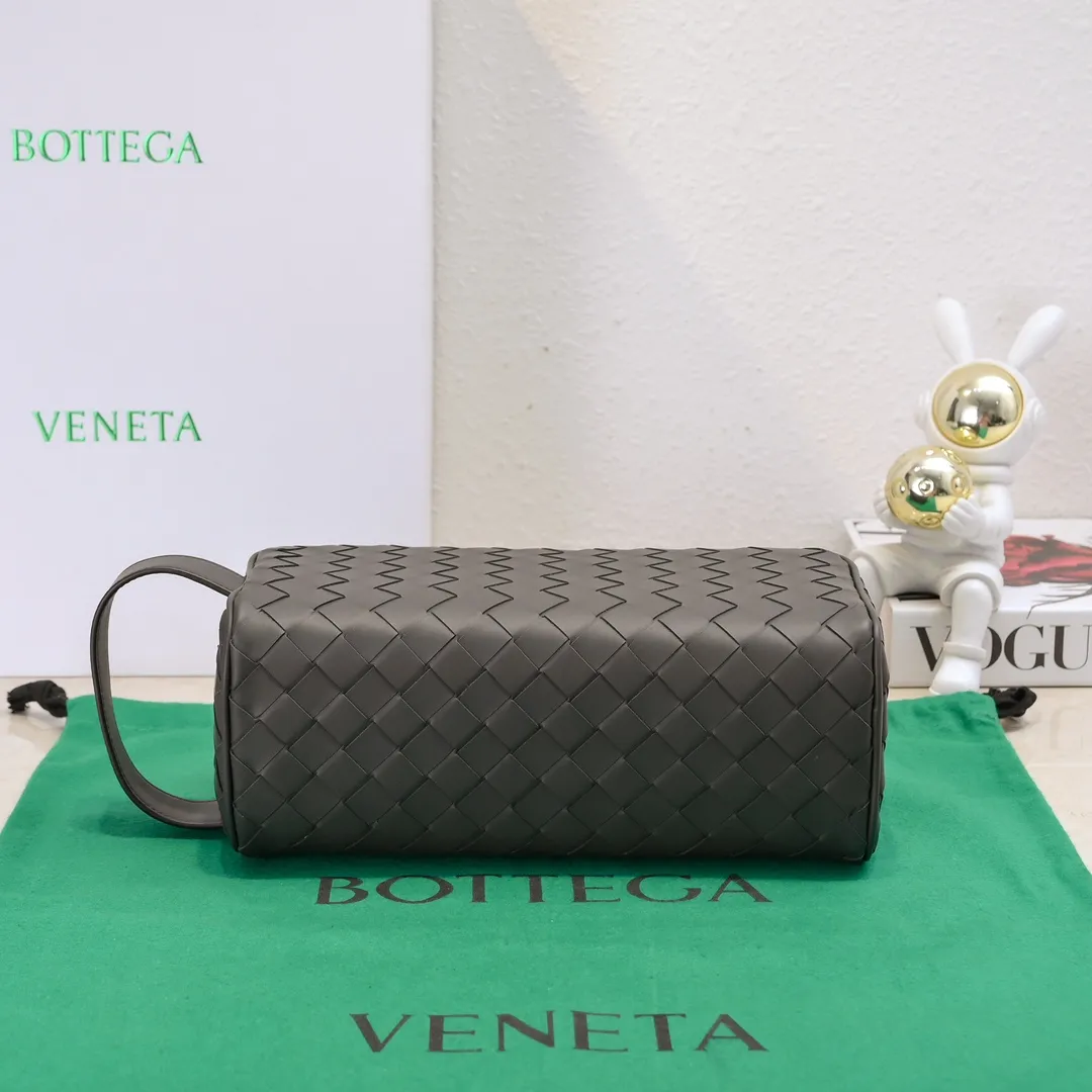Batch 1280 BOTTEGA VENETA 2024 new INTRECCIATO classic toiletry bag, the choice of discerning people. The low-key luxury quality is the interpretation of its brand. If you like low-key BV, it is the first choice~~ Style number: 7799 Size: 26*13*10cm